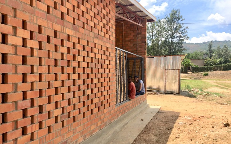 پروژه برنده در دسته "زندگی با هم" نمونه اولیه خانه روستایی توسط رافی سگال (Rafi Segal)، تیم کارگاه آموزشی MIT رواندا (ایالات متحده) و اداره مسکن رواندا است. این خانه پایدار به‌عنوان نمونه اولیه برای مسکن مقرون‌به‌صرفه طراحی شده است که معماری مدرن و کارآمد آن برای نیازهای محلی در رواندا طراحی شده است. 
