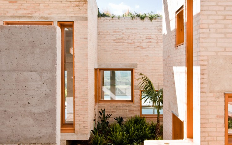 در همین بخش، پروژه کن جمی (Can Jaime)، توسط معماران تد ای (TEd´A Arquitectes) در اسپانیا جایزه ویژه را دریافت کرد. خانه‌ای در مکانی ایزوله که رابطه بین فضاهای مختلف آن با چهار حیاط به‌وسیله اقلیم مدیترانه‌ای و متعاقب آن بیان و کنترل معماری سنتی با استفاده هوشمندانه از آن‌ها تعیین می‌شود. 