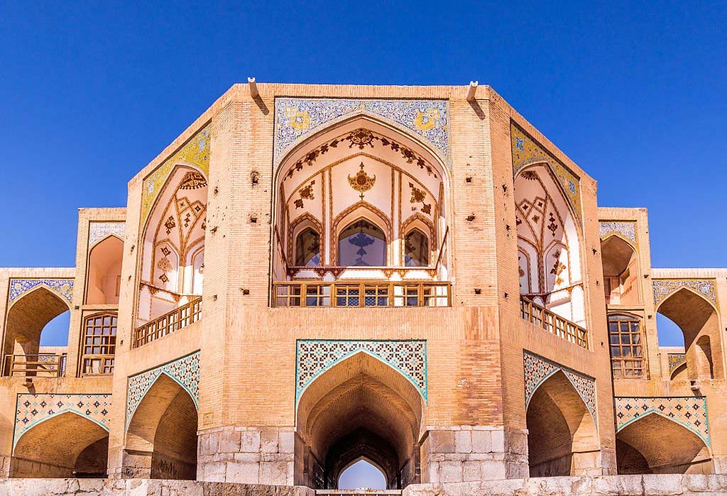 نقش آجر قزاقی در ارتقای معماری پایدار 1 نقش آجر قزاقی در ارتقای معماری پایدار vendabrick.com وندا بریک آجر وندا معماری پایدار به معنای طراحی و ساخت ساختمانها و فضاهایی است که با استفاده از فناوریهای نوین و استفاده بهینه از منابع طبیعی، برای بهبود کیفیت زندگی افراد، کاهش مصرف انرژی و مواد مصرفی، حفاظت از محیطزیست و کاهش تأثیرات زیانبار بر اقتصاد و جامعه ساخته میشوند. در معماری پایدار، اصولی مانند کارایی انرژی، کاهش تولید پسماندها، استفاده از مصالح بومی، حفظ حرارت و سلامت فضاهای داخلی و ارتباط با محیطزیست برای طراحی و ساخت ساختمانها به کار گرفته میشوند. هدف اصلی معماری پایدار، ایجاد فضاهایی است که هم برای ساکنان و هم برای محیطزیست سالم و اقتصاد پایدار مفید باشند. در این مقاله، ارتباط آجر قزاقی با معماری پایدار را بررسی خواهیم کرد.