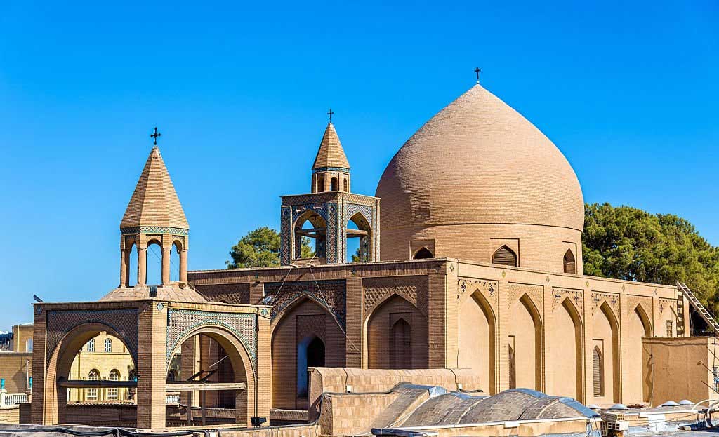 تأثیر ماندگاری آجر قزاقی در معماری پایدارآجر قزاقی یکی از مصالح ساختمانی با ماندگاری بالا است که برای ساخت ساختمان‌ها و تزئینات ساختمانی به کار می‌رود. باتوجه‌به اهمیت موضوع حفاظت از محیط‌زیست و ارتباط نزدیک آن با معماری پایدار، تأثیر ماندگاری آجر قزاقی در این زمینه بسیار مهم است. استفاده از آجر قزاقی در ساختمان‌های پایدار باعث کاهش مصرف انرژی می‌شود. باتوجه‌به ماندگاری آجر قزاقی، ساختمان‌های ساخته شده از این نوع مصالح، در برابر شرایط آب‌وهوایی سخت و تغییرات دما، مقاومت بالایی دارند و در نتیجه نیاز به مصرف انرژی برای تعمیر و نگهداری آن‌ها کاهش می‌یابد. از دیگر تأثیرات ماندگاری آجر قزاقی در معماری پایدار، کاهش نیاز به تعمیرات مداوم است. ساختمان‌هایی که با آجر قزاقی ساخته شده‌اند، بیشترین ماندگاری را دارند و نیاز به تعمیرات و بازسازی کمتری دارند. این مسئله باعث صرفه‌جویی در هزینه‌های نگهداری و تعمیر ساختمان می‌شود و در نتیجه به کاهش هزینه‌های عمرانی و پایداری کمک می‌کند. باتوجه‌به خصوصیات فیزیکی آجر قزاقی، این نوع مصالح دارای خواص عایق حرارتی و صوتی بسیار خوبی هستند. به‌عبارت‌دیگر، ساختمان‌هایی که با آجر قزاقی ساخته شده‌اند، در برابر نفوذ حرارت و صدا مقاومت بیشتری دارند. در نتیجه، می‌توان در ساختمان‌های پایدار از این نوع مصالح استفاده کرد تا هزینه‌های مربوط به سیستم‌های عایق حرارتی و صوتی کاهش یابد. همچنین، ساختمان‌هایی که با آجر قزاقی ساخته شده‌اند، دارای زیبایی و استحکام بالایی هستند و به‌عنوان یک عنصر طراحی معماری، به شکل طبیعی با محیط اطراف ترکیب می‌شوند. با استفاده از آجر قزاقی در طراحی ساختمان‌های پایدار، می‌توان به‌صورت کامل با محیط‌زیست تعامل داشته و درعین‌حال به کاهش اثرات منفی بر آن کمک کرد. به‌طورکلی، استفاده از آجر قزاقی در ساختمان‌های پایدار، به دلیل مزایای فراوانی که دارد، موردتوجه قرار گرفته است. این نوع مصالح به‌صورت معمول در طراحی ساختمان‌های پایدار و سبز استفاده می‌شوند و به کاهش مصرف انرژی، هزینه‌های نگهداری و تعمیرات، و بهبود خصوصیات عایق حرارتی و صوتی و همچنین زیبایی، کمک می‌کنند. باتوجه‌به این مزایا، بهتر است در طراحی ساختمان‌های پایدار و سبز، از آجر قزاقی به‌عنوان یکی از مصالح اصلی استفاده شود. اما لازم به ذکر است که همان‌طور که در مورد هر نوع مصالح ساختمانی دیگری نیز صدق می‌کند، باید در انتخاب و استفاده از آجر قزاقی، به نکات فنی و فرایندهای مربوط به نصب و استفاده از آن توجه کرد تا بتوان از مزایای آن به بهترین نحو استفاده کرد. وندابریک وندا بریک آجر وندا صنایع آجر وندا آجر قزاقی قیمت آجر قزاقی نحوه اجرای آجر قزاقی سرامیک طرح آجر قزاقی قیمت آجر قزاقی قم ابعاد آجر قزاقی نمای ساختمان با آجر قزاقی تکسچر آجر قزاقی لیست قیمت آجر قزاقی فروش آجر قزاقی تهران قیمت آجر قزاقی حیدری آجر قزاقی اصفهان آجر قزاقی ال آجر قزاقی ابلق آجر قزاقی اهواز آجر قزاقی اولیایی آجر قزاقی سنتی اصفهان قیمت آجر قزاقی اصفهان کارخانه آجر قزاقی اصفهان آجر قزاقی قرمز اخرایی آجر قزاقی سنتی اولیایی آجر قزاقی با کیفیت آجر قزاقی برای کف بندکشی آجر قزاقی بهترین آجر قزاقی آجر قزاقی سنتی آجر نما سنتی قزاقی قزاقی آجر قزاقی پلاک آجر قزاقی پوست پیازی آجر قزاقی پوست پیازی رمضانی آجر قزاقی تهران آجر قزاقی تبریز قیمت آجر قزاقی تهران کارخانه آجر قزاقی تهران آجر قزاقی سنتی تهران آجر قزاقی در تهران تولید آجر قزاقی تاریخچه آجر قزاقی اجز قزاقی آجر قزاقی چیست آجر قزاقی حیدری آجر قزاقی خرید کارخانه آجر قزاقی خاتون آباد کارخانه آجر قزاقی خاتون آباد خرید آجر قزاقی اصفهان خرید آجر قزاقی خرید آجر نما قزاقی آجر قزاقی دکوراسیون داخلی خرید آجر قزاقی اصفهان خرید آجر قزاقی خرید آجر نما قزاقی آجر قزاقی دکوراسیون داخلی آجر قزاقی در مشهد آجر قزاقی دست دوم آجر قزاقی دامغان آجر قزاقی در اصفهان آجر قزاقی در ورامین فروش آجر قزاقی در کرج فروش آجر قزاقی در اصفهان قیمت آجر قزاقی در تهران آجر قزاقی رمضانی آجر قزاقی رندوم آجر رستیک قزاقی آجر نما قزاقی ربیعی البرز تهران رنگ آجر قزاقی آجر قزاقی زرد آجر قزاقی سفید آجر قزاقی سپند آجر قزاقی سهند آجر سفال قزاقی آجر سنتی قزاقی طرح دار قیمت آجر قزاقی سنتی آجر قزاقی شیراز شرکت آجر قزاقی ضخامت آجر قزاقی طرح آجر قزاقی آجر قزاقی عظیمی آجر قزاقی فروش آجر قزاقی کف فرش فروش آجر قزاقی اصفهان فروش آجر قزاقی نما فروش آجر قزاقی در تهران آجر قزاقی قم آجر قزاقی قیمت قیمت آجر قزاقی یزد قیمت آجر قزاقی قرمز قیمت آجر قزاقی 20*20 قیمت آجر قزاقی قرمز قیمت آجر قزاقی مشهد قیمت آجر قزاقی مشهد آجر قزاقی کف آجر قزاقی کرج آجر قزاقی کاشان آجر قزاقی کامل آجر قزاقی کریمی قیمت آجر قزاقی کف فرش آجر قزاقی آجر سنتی کف آجر قزاقی گلبهی آجر قزاقی مشهد آجر قزاقی مشکی مشخصات آجر قزاقی متریال آجر قزاقی آجر قزاقی نما وندا معقلی کاشی معقلی خط معقلی آجرکاری معقلی معقلی چیست آجر معقلی خوون چین خوون چینی vendabrick.com صنایع آجر وندا