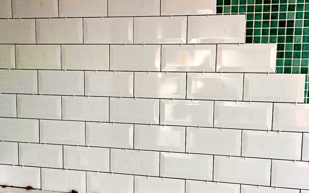 معرفی بهترین چسب برای چسباندن کاشی روی کاشی | آشنایی با انواع برند ها + مزایا و معایب 16 tiling over tiles